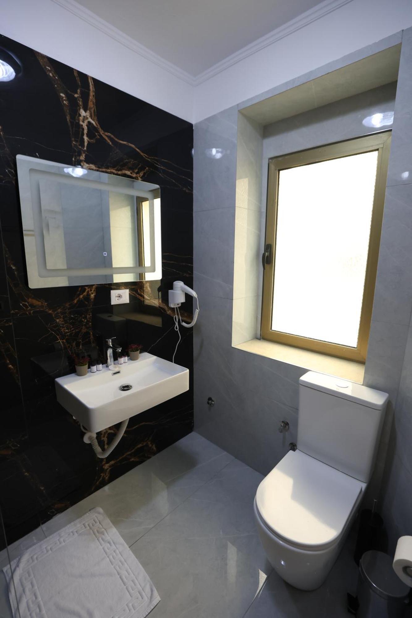 Vila Alizee Hotel Tirana Extérieur photo